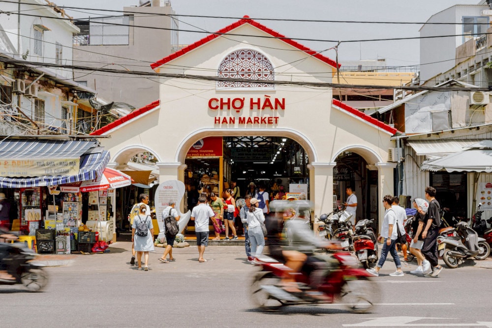 Han Market is located right in the city center, featuring a spacious facade and easy access for tourists